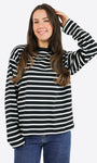 Oversized Longsleeve mit Streifen in Schwarz-Weiß am Model, Vorderansicht, kombiniert mit Jeans