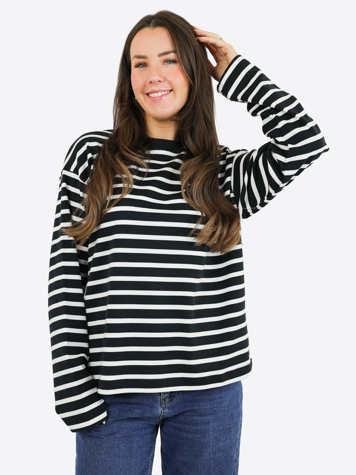 Oversized Longsleeve mit Streifen in Schwarz-Weiß am Model, Vorderansicht, kombiniert mit Jeans