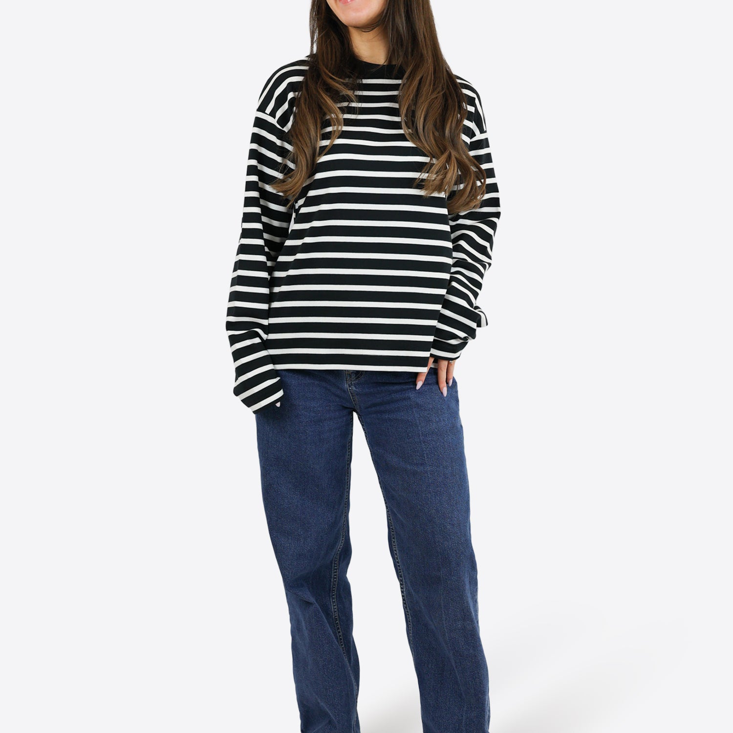 Oversized Longsleeve mit Streifen in Schwarz-Weiß am Model, Ganzkörperansicht, kombiniert mit Jeans
