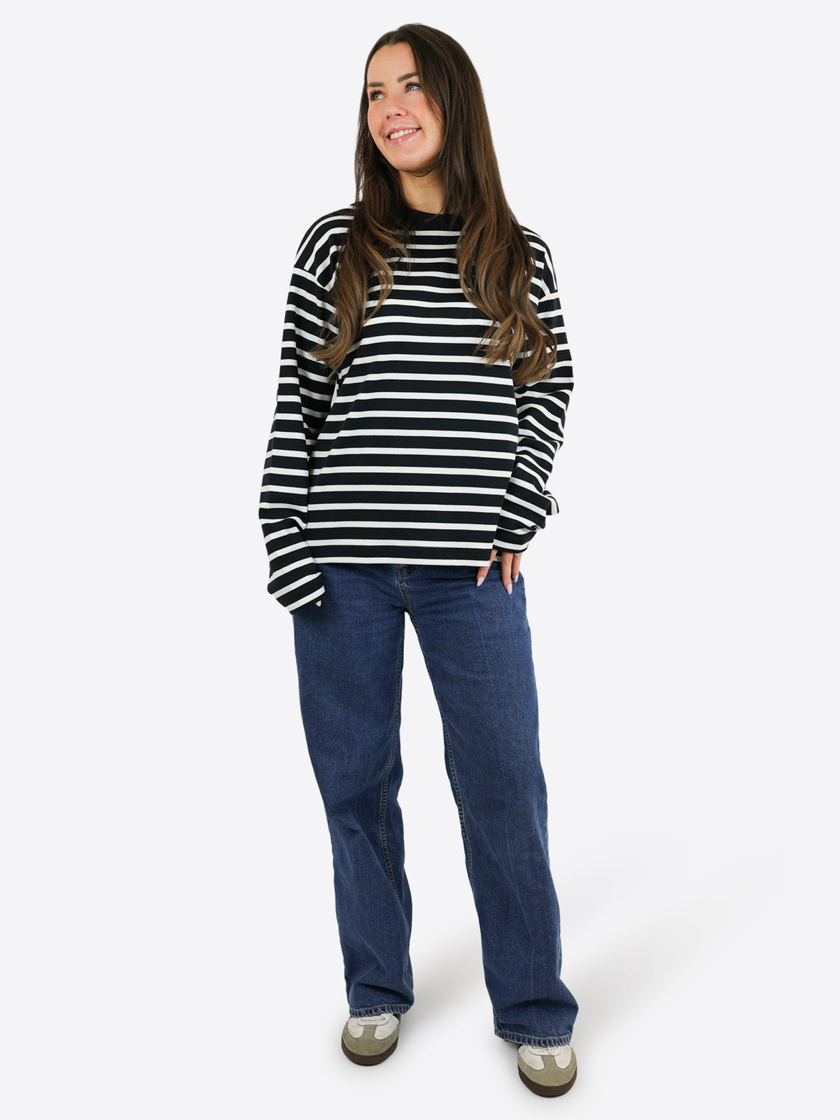 Oversized Longsleeve mit Streifen in Schwarz-Weiß am Model, Ganzkörperansicht, kombiniert mit Jeans