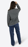 Oversized Longsleeve mit Streifen in Schwarz-Weiß am Model, Rückansicht, kombiniert mit Jeans