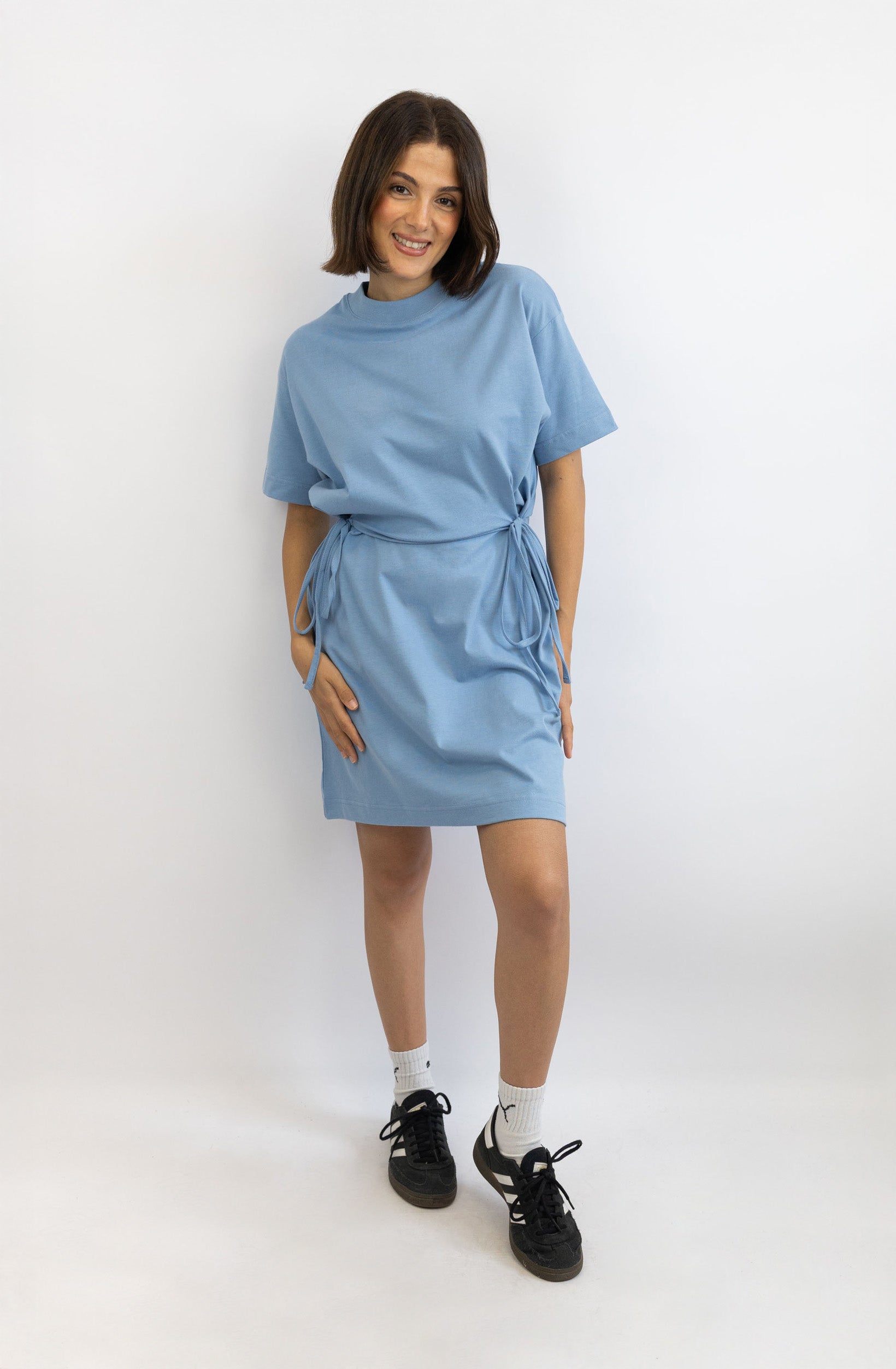 T-Shirt-Kleid mit Schleifen-Bindung – Dusty Blue