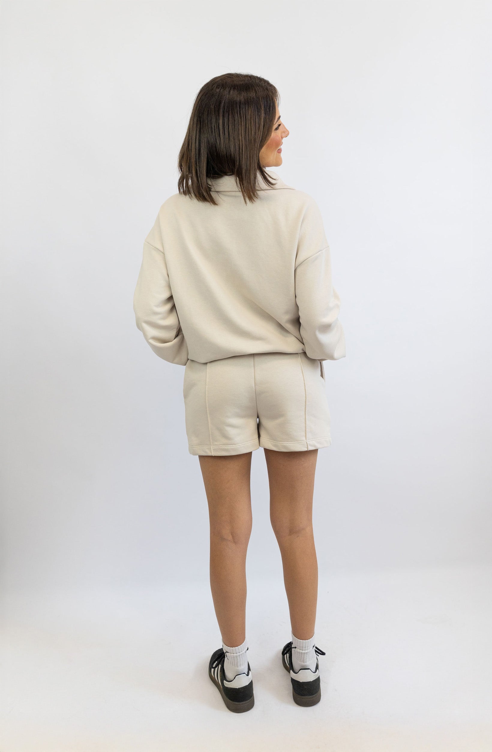 Light Jogginghose kurz mit Biese – Beige