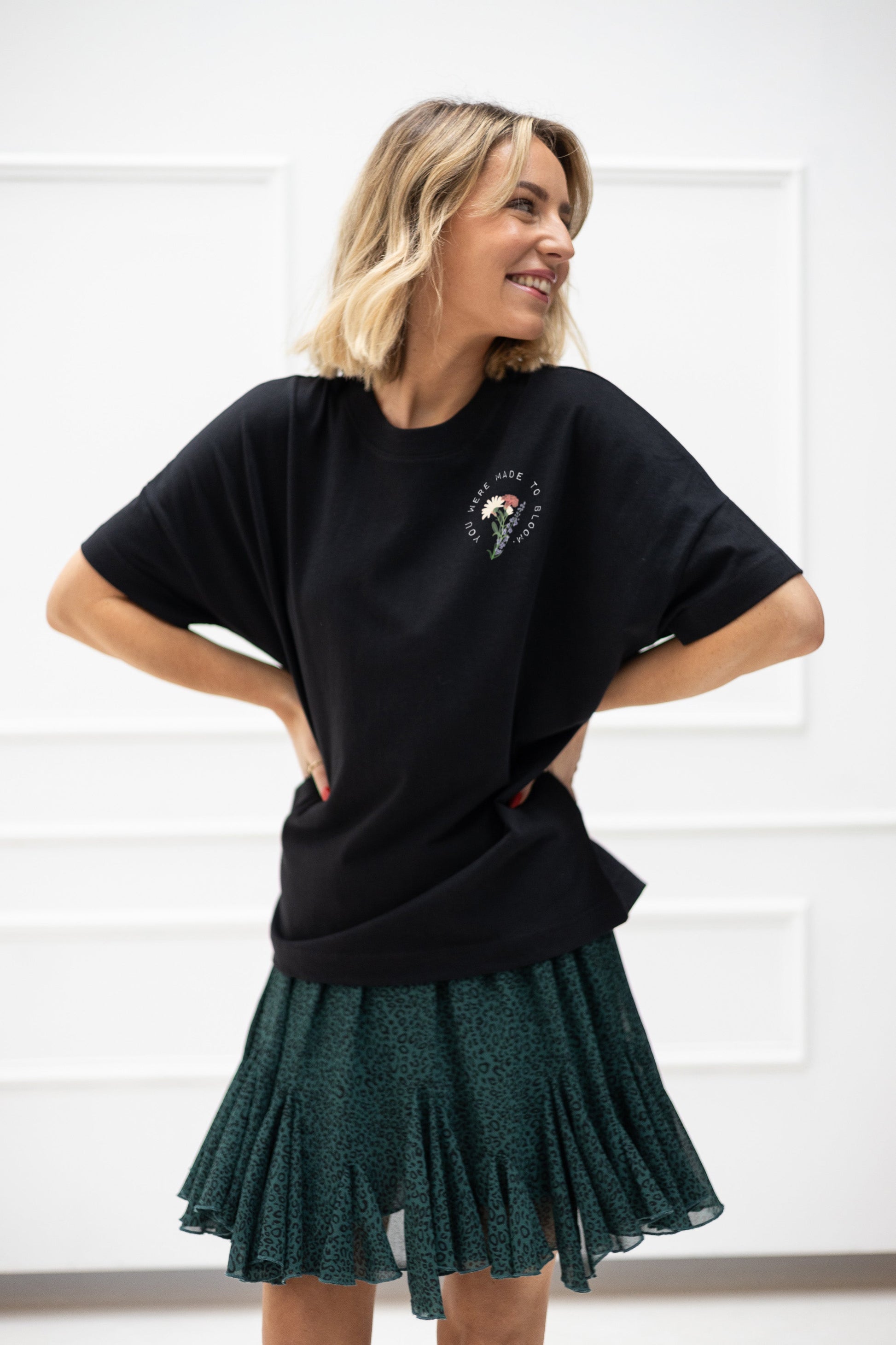 Soft Touch T-Shirt "Birthflowers" – Schwarz