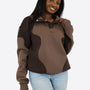Duo Color Sweater in Dark Chocolate/Coffee am Model, Vorderansicht mit Stehkragen, kombiniert mit Jeans