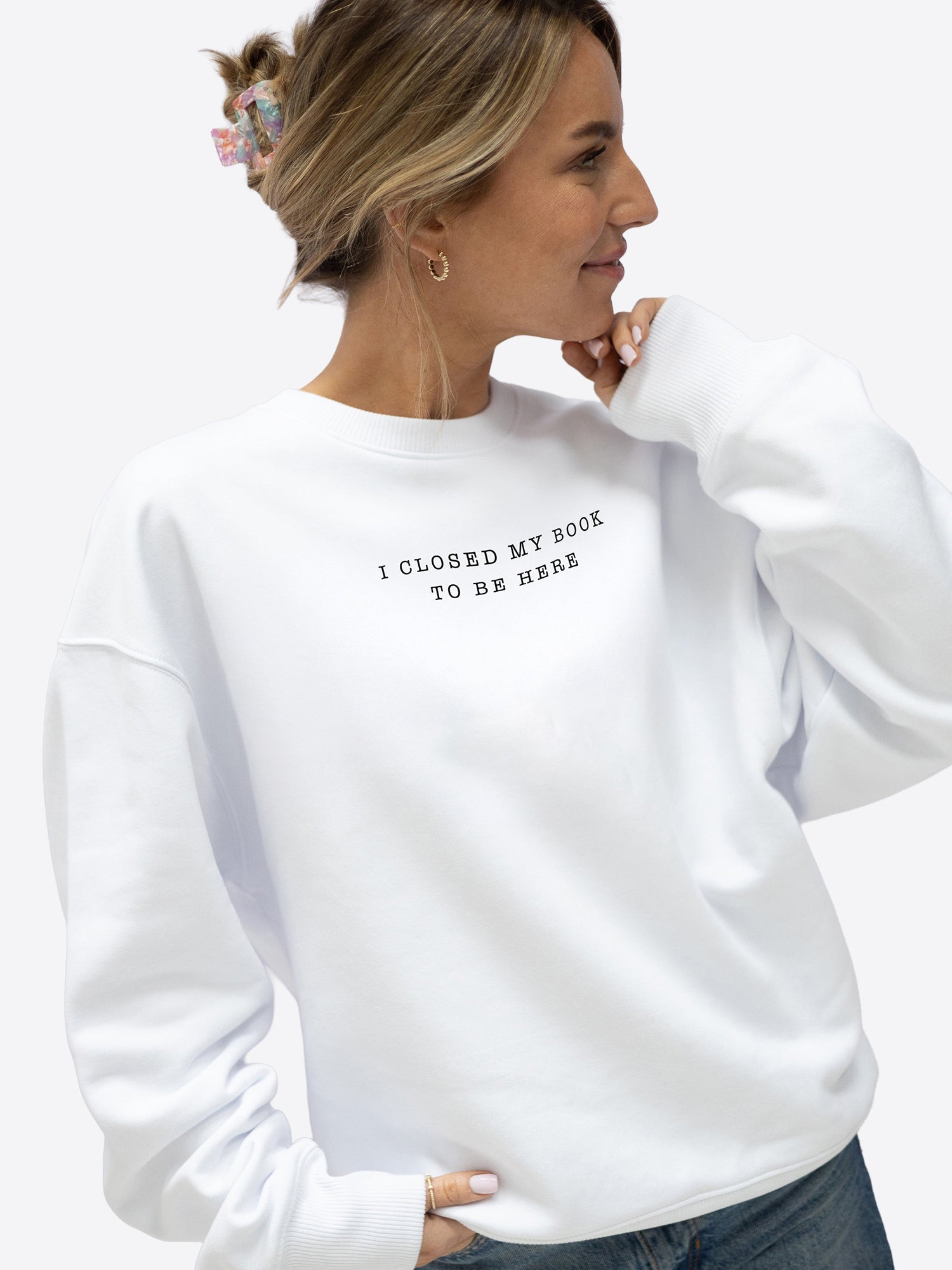 Sweater (Oversized) "I closed my book" – White