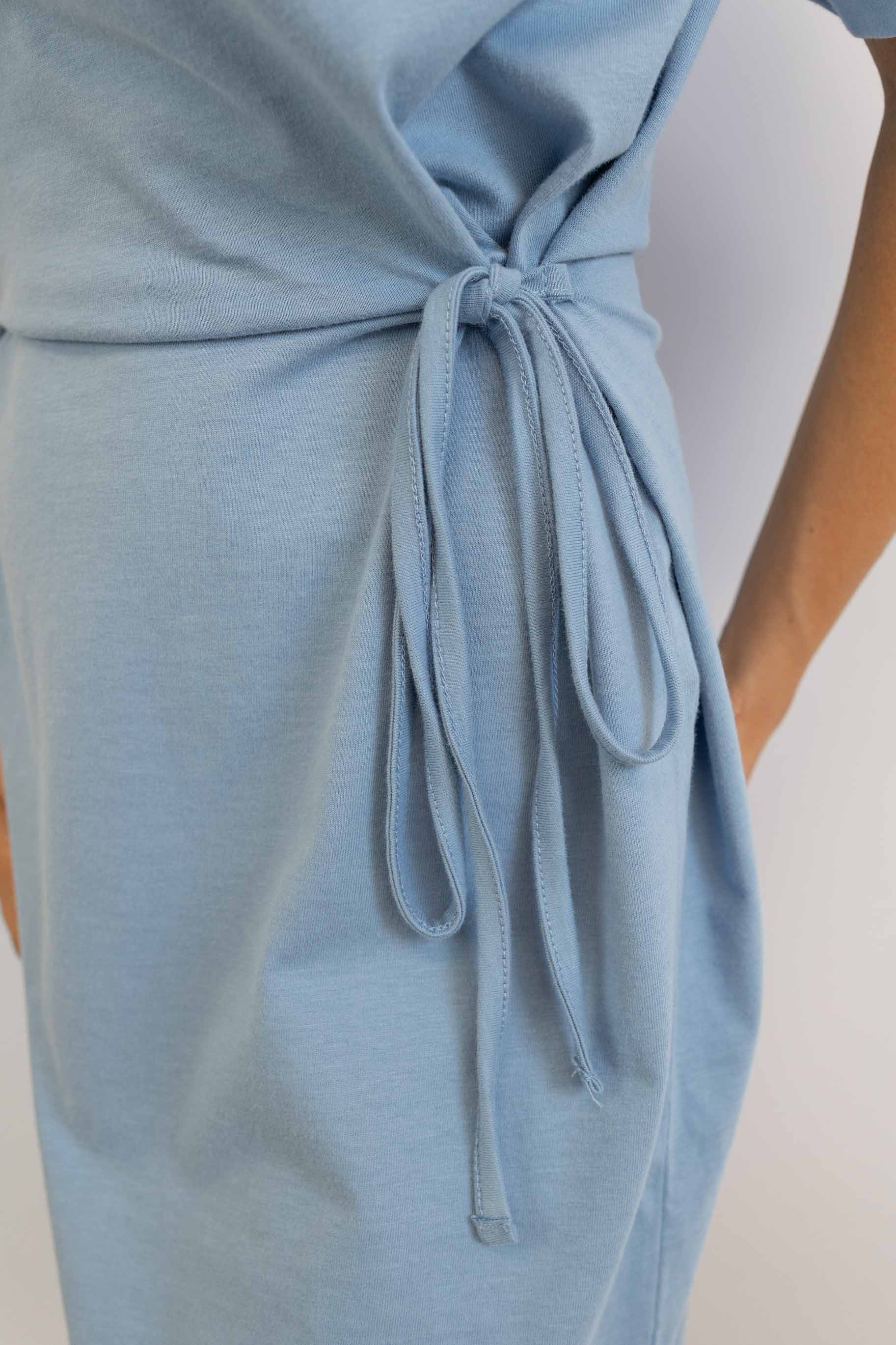 T-Shirt-Kleid mit Schleifen-Bindung – Dusty Blue