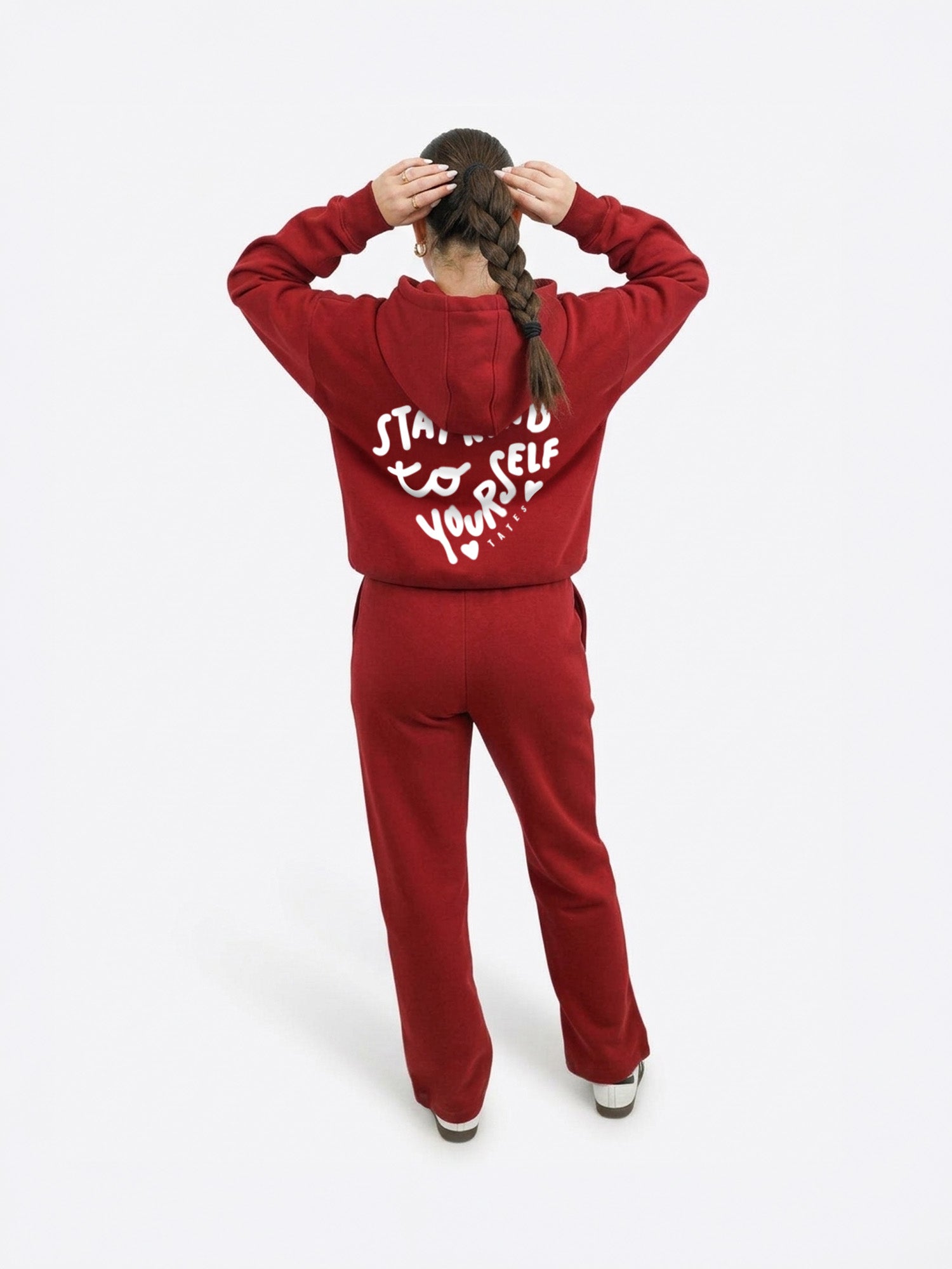 Regular Waistband Hoodie „Stay Kind“ in Cranberry am Model, Ganzkörperansicht von hinten mit Herz-Print „Stay kind to yourself“, kombiniert mit Jogginghose