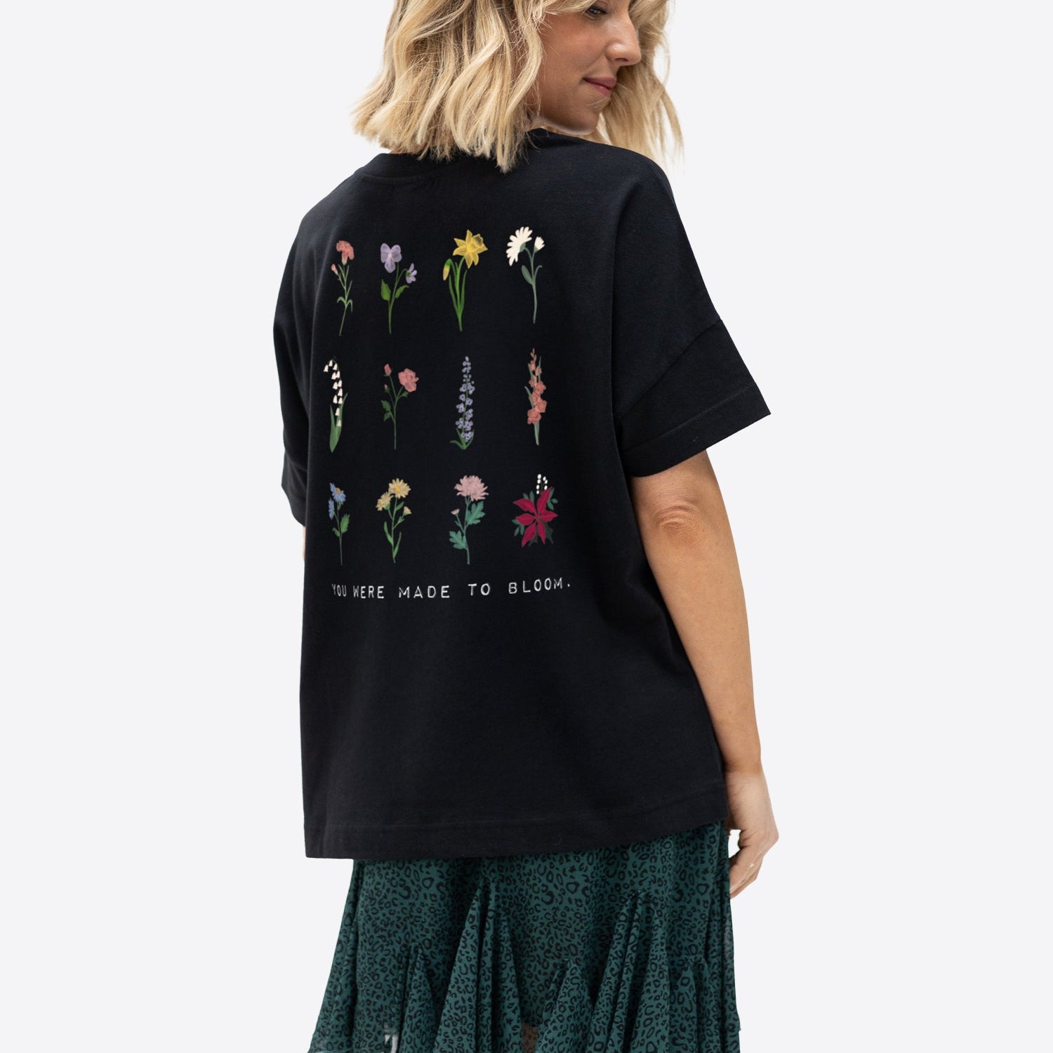 Soft Touch T-Shirt "Birthflowers" – Schwarz