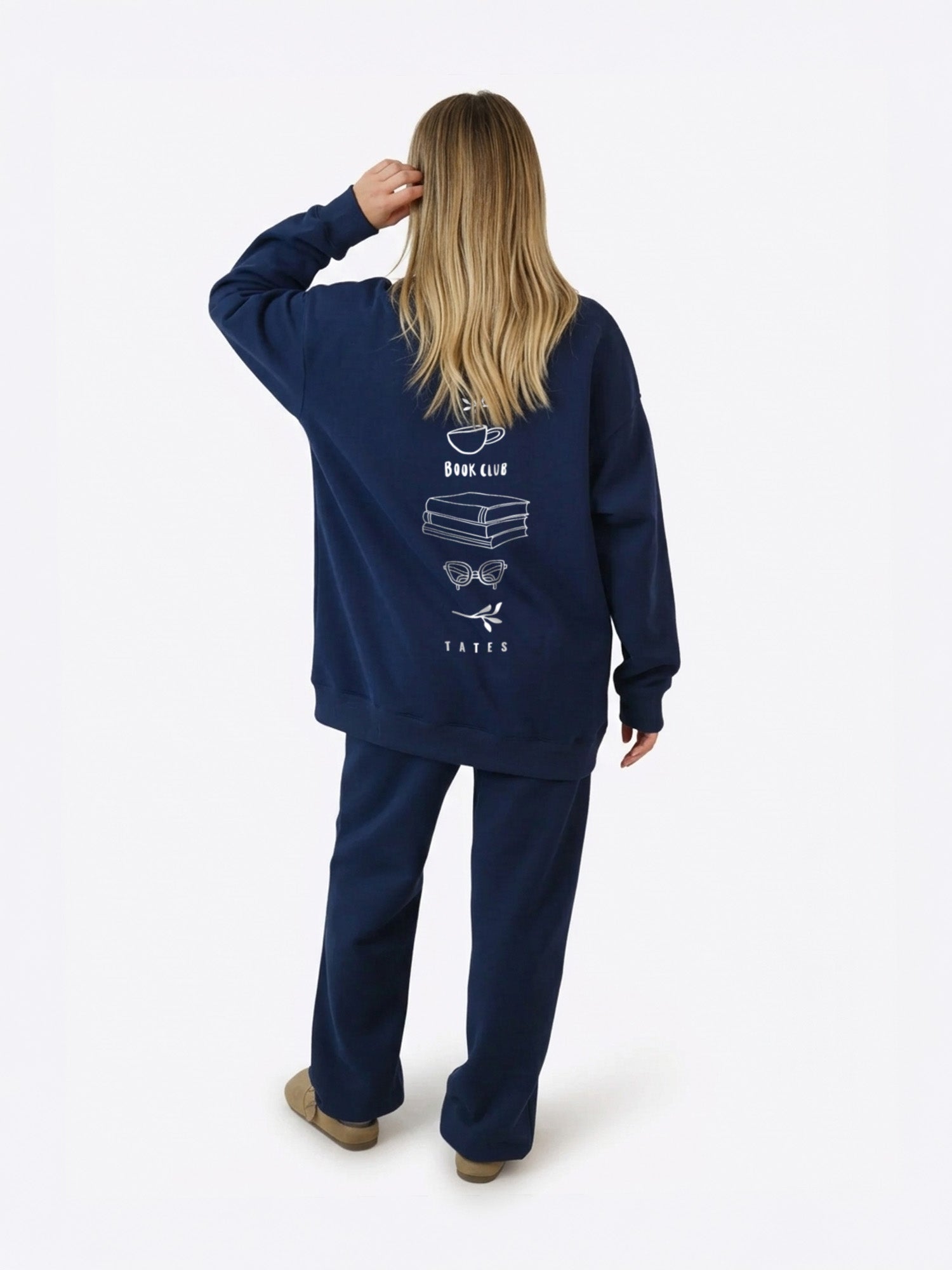 Wide Waistband Sweater „Book Club“ in Midnight Blue am Model, Rückansicht mit weißem Print aus Tasse, Büchern, Brille und „Book Club“
